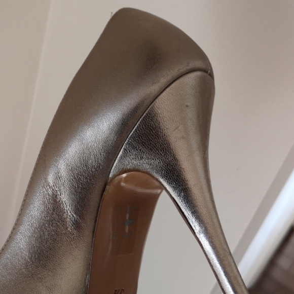 Leather gold and silver peep-toe pumps - Picture 11 of 16